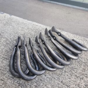 série de crochets forgés main pour le nouveau shop de Waldstätten au fribourg centre