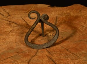 crochet forgé style hofi chez Fer à modeler